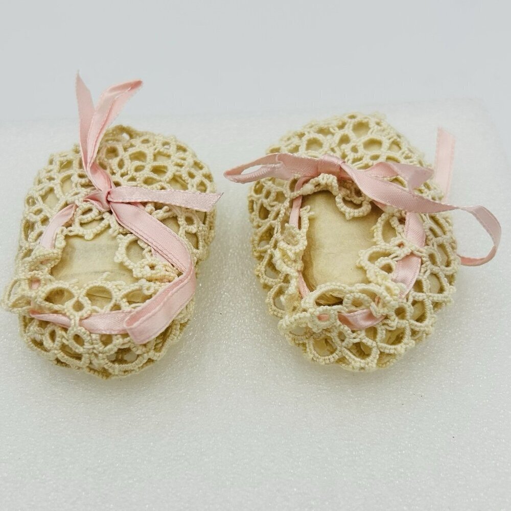 Vintage 1920's Ivory Crochet Baby Shoes Pink Satin Ribbon - Picture 3 of 4